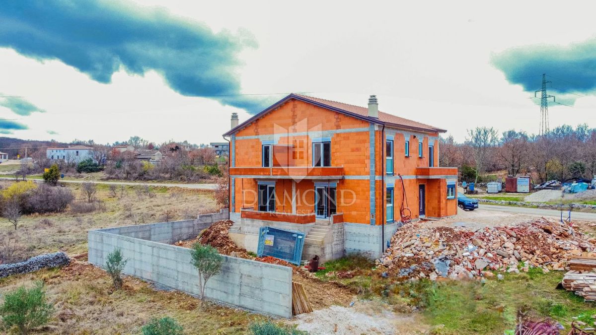 Momiano, dintorni! Una bella casa con piscina in costruzione!