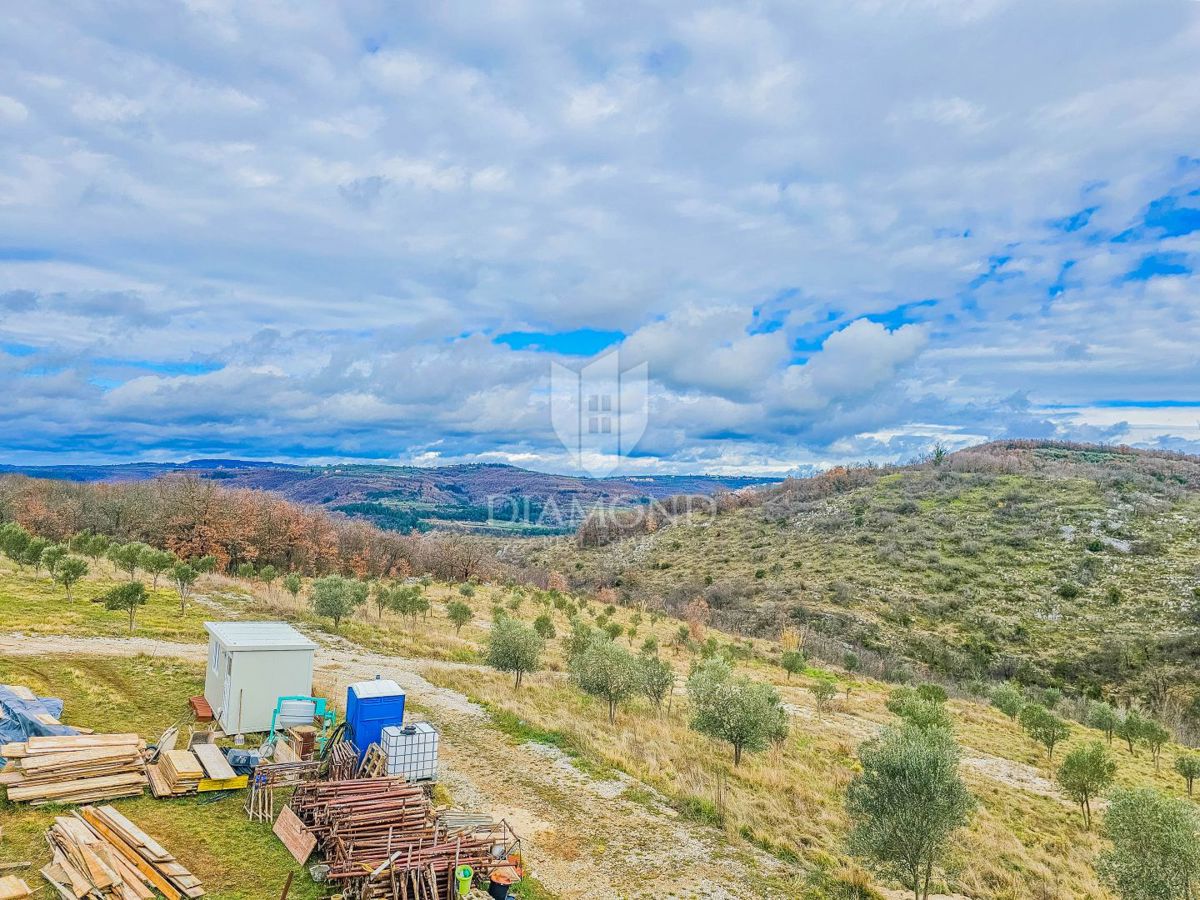 Momiano, dintorni! Una bella casa con piscina in costruzione!
