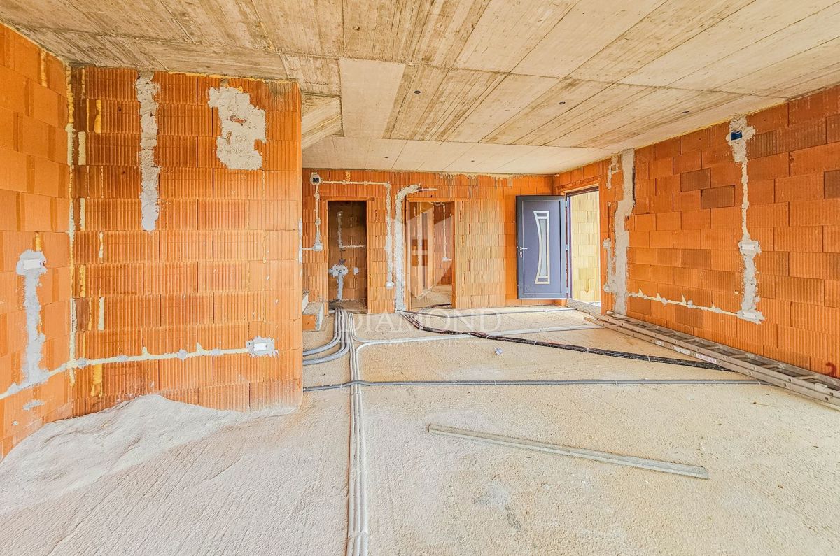 Momiano, dintorni! Una bella casa con piscina in costruzione!