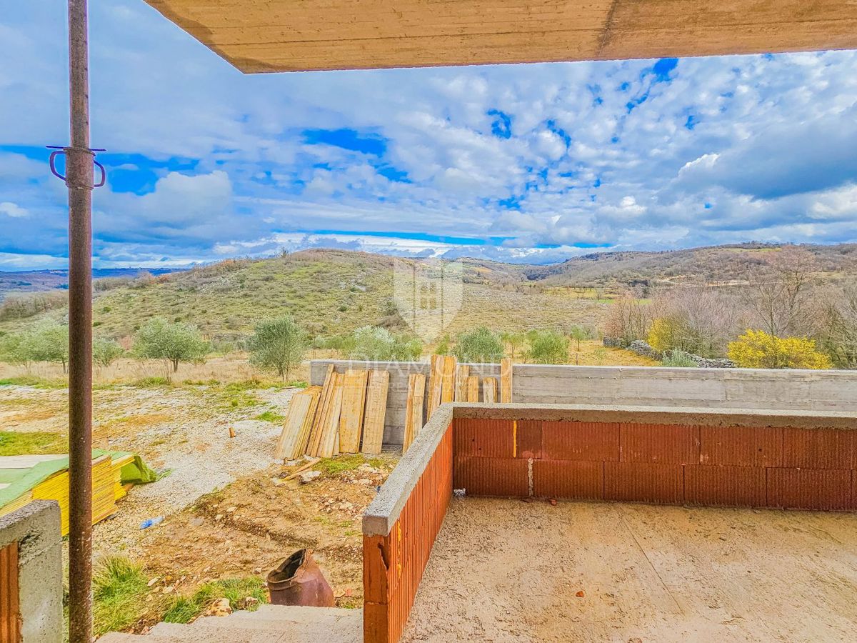 Momiano, dintorni! Una bella casa con piscina in costruzione!