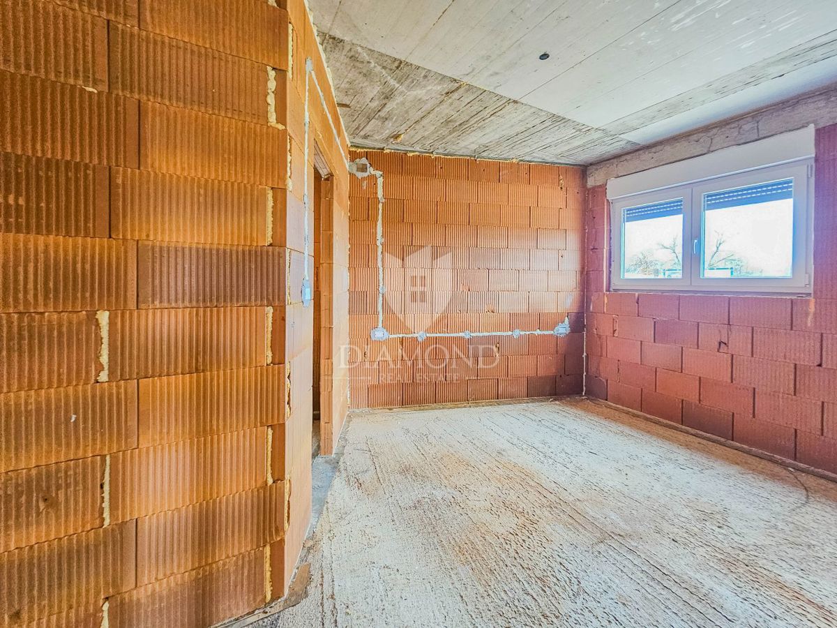 Momiano, dintorni! Una bella casa con piscina in costruzione!