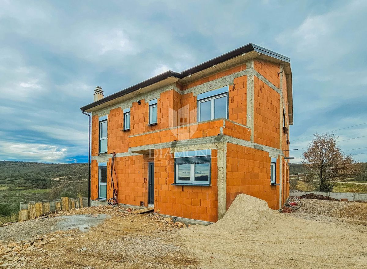 Momiano, dintorni! Una bella casa con piscina in costruzione!