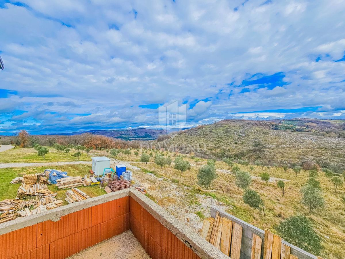 Momiano, dintorni! Una bella casa con piscina in costruzione!