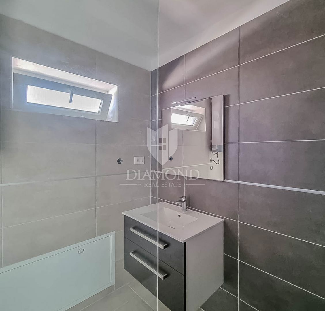 Umago, dintorni, nuova costruzione! Moderno appartamento al 1° piano a 450 m dal mare!