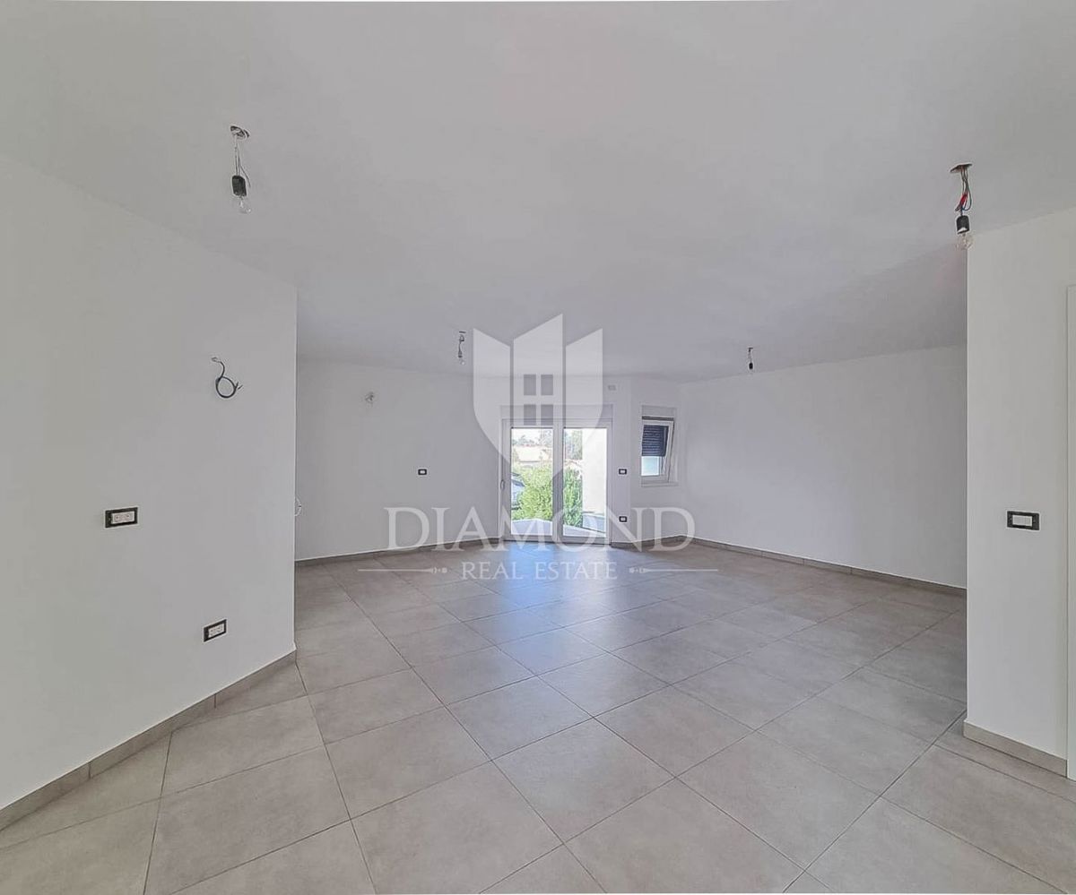 Umago, dintorni, nuova costruzione! Moderno appartamento al 1° piano a 450 m dal mare!