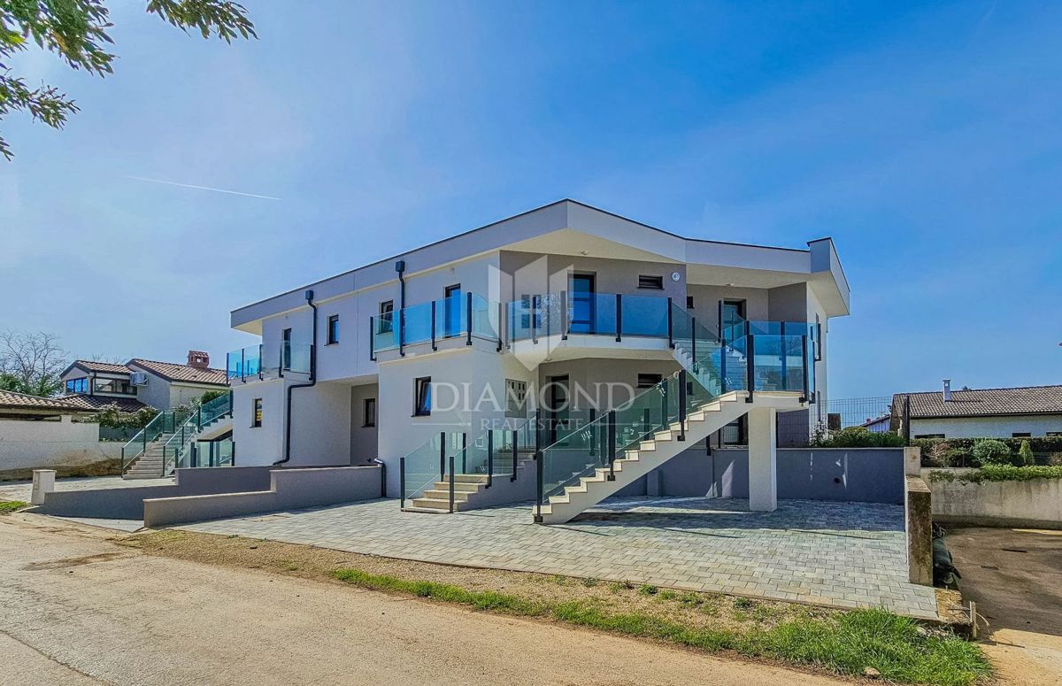 Umago, dintorni, nuova costruzione! Moderno appartamento al 1° piano a 450 m dal mare!