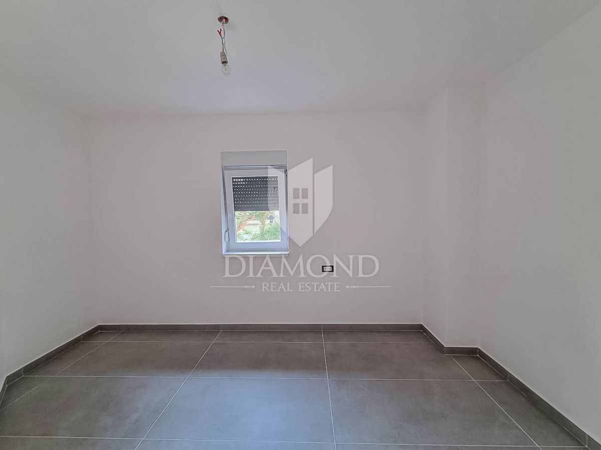 Umago, dintorni, nuova costruzione! Moderno appartamento al 1° piano a 450 m dal mare!