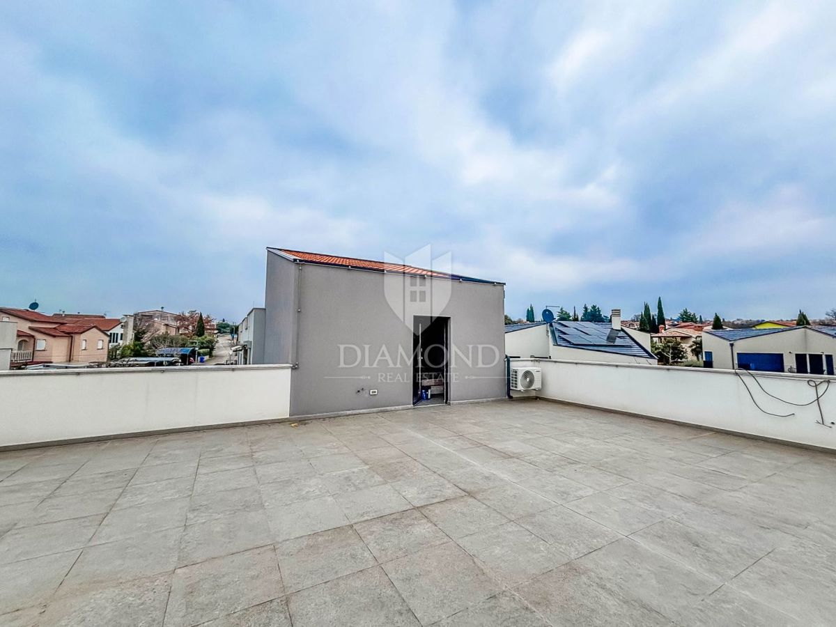 Parenzo, dintorni, appartamento con tre camere da letto al primo piano con terrazza sul tetto!