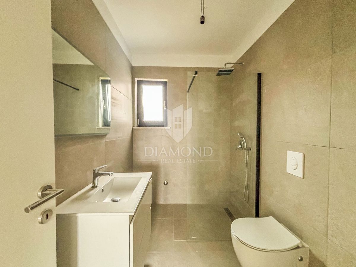 Parenzo, dintorni, appartamento con tre camere da letto al primo piano con terrazza sul tetto!