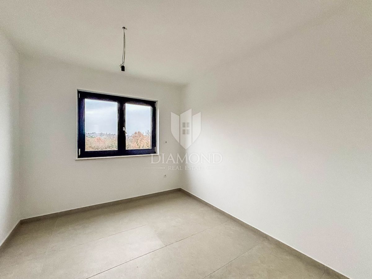 Parenzo, dintorni, appartamento con tre camere da letto al primo piano con terrazza sul tetto!