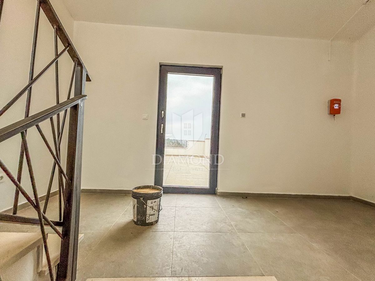 Parenzo, dintorni, appartamento con tre camere da letto al primo piano con terrazza sul tetto!