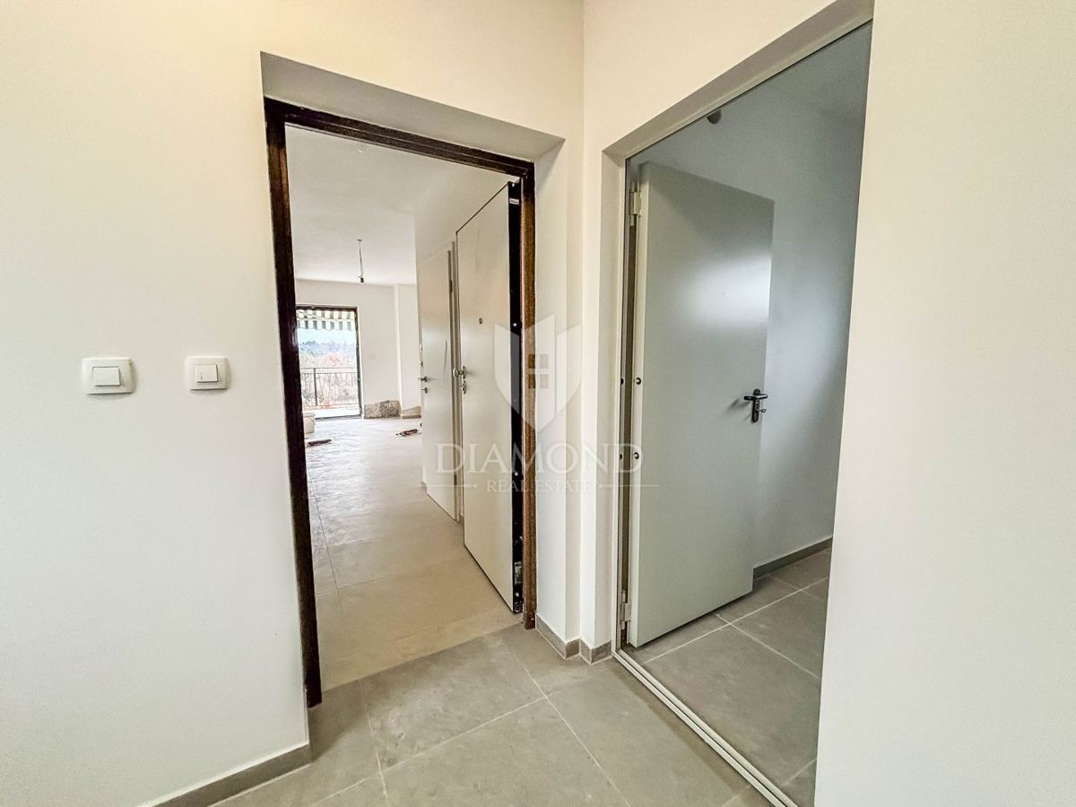 Parenzo, dintorni, appartamento con tre camere da letto al primo piano con terrazza sul tetto!