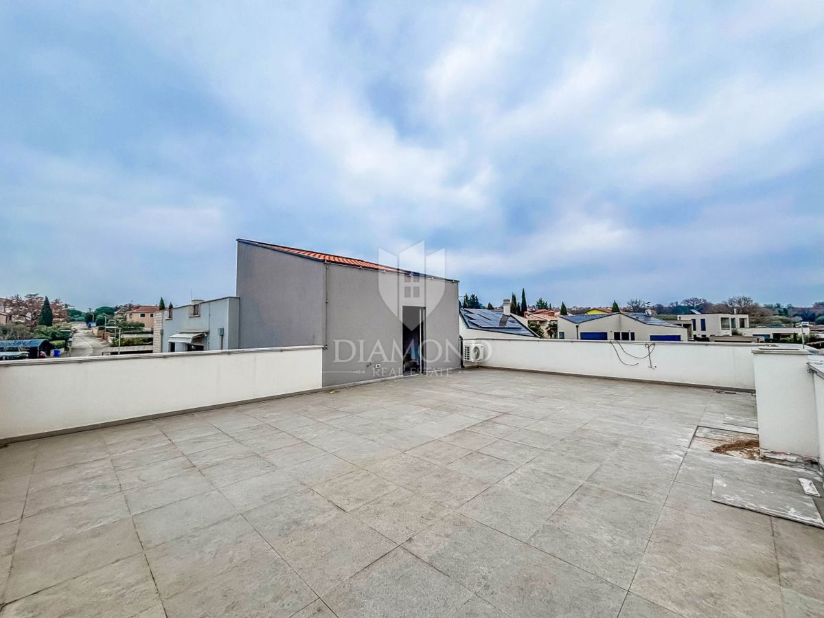 Parenzo, dintorni, appartamento con tre camere da letto al primo piano con terrazza sul tetto!