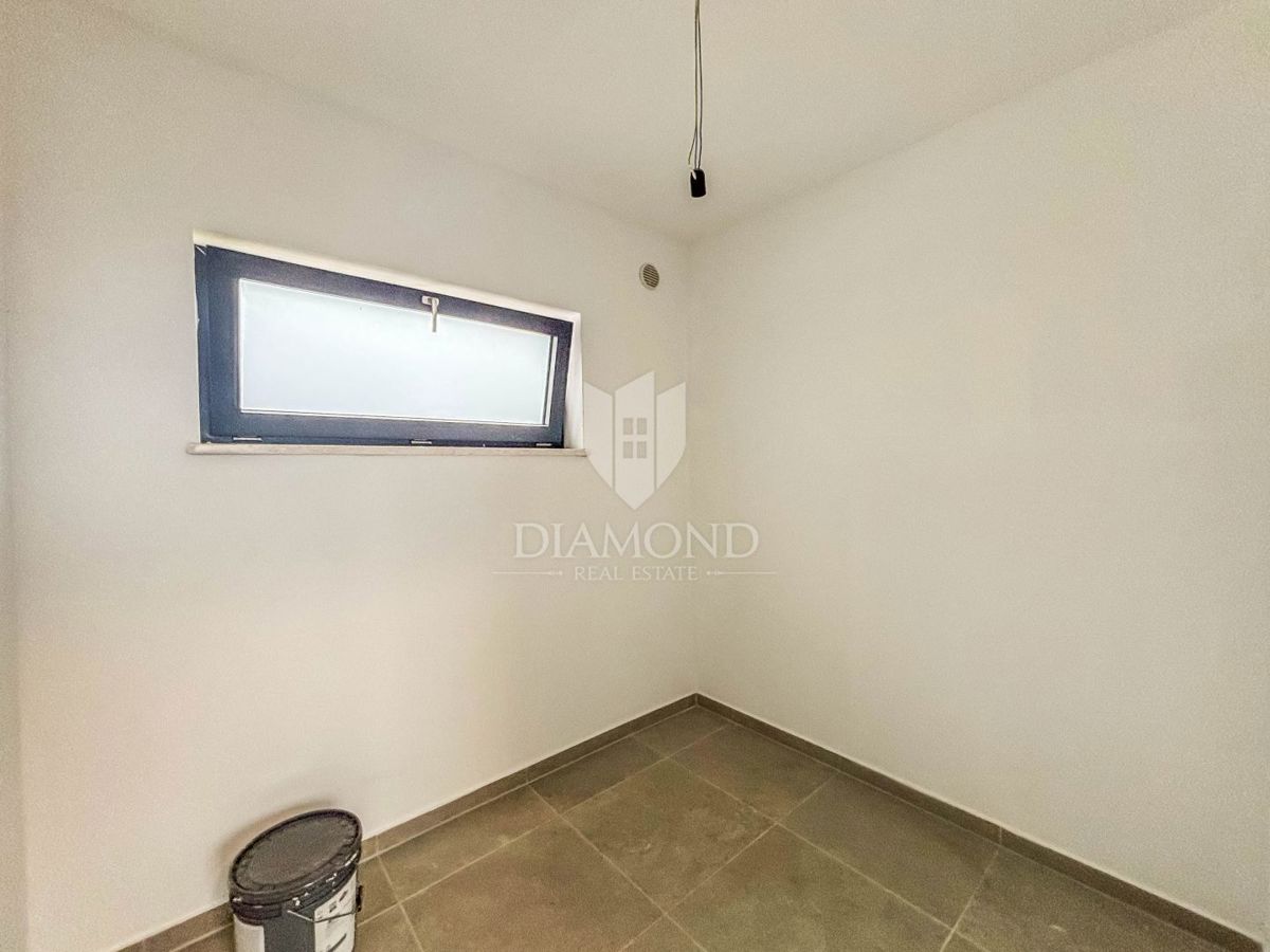 Parenzo, dintorni, appartamento con tre camere da letto al primo piano con terrazza sul tetto!