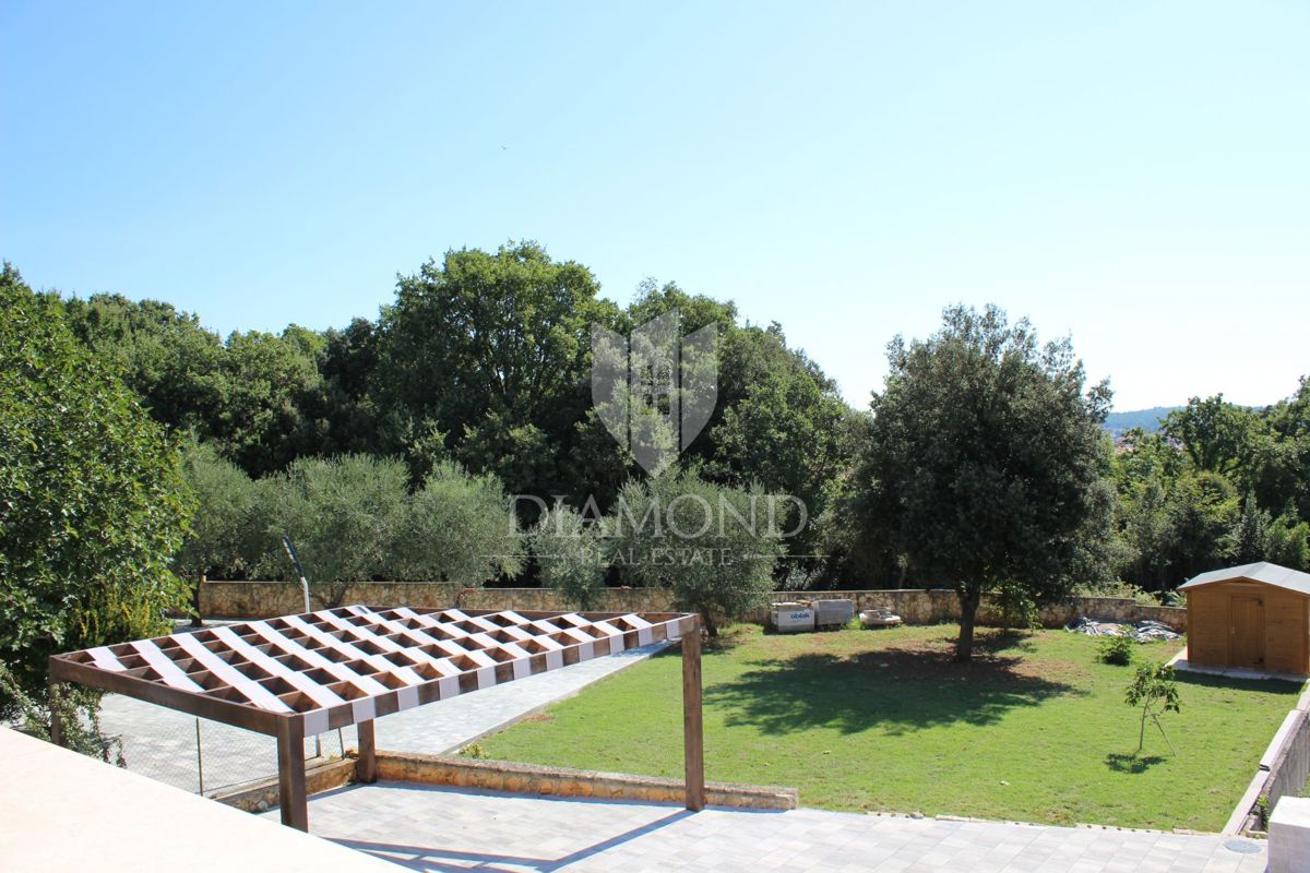 Medolino, una casa con tre appartamenti e una piscina