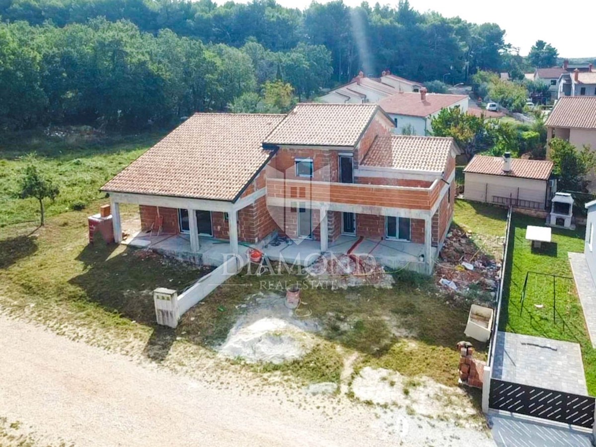 OPPORTUNITÀ! Parenzo, dintorni, casa ideale con terrazza e vista mare!