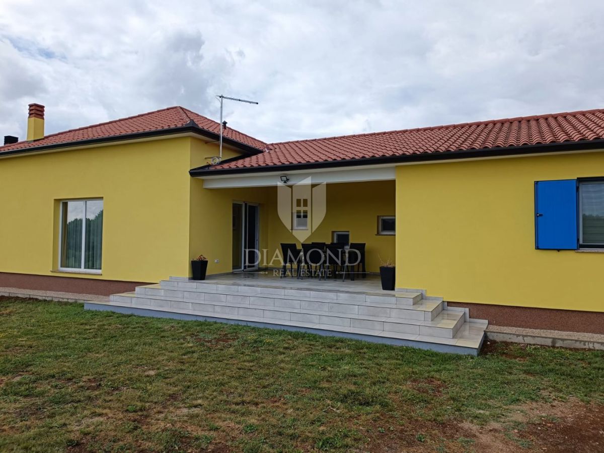 Labin, dintorni, casa ad un piano di nuova costruzione con ampio giardino