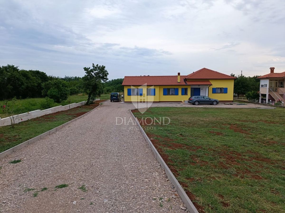 Labin, dintorni, casa ad un piano di nuova costruzione con ampio giardino