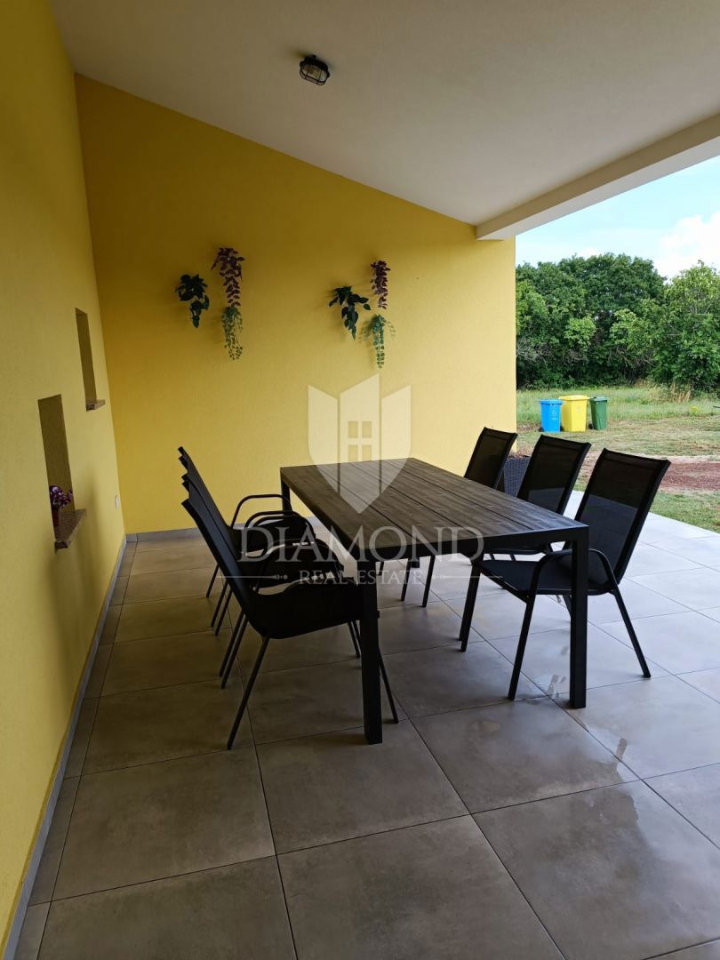 Labin, dintorni, casa ad un piano di nuova costruzione con ampio giardino