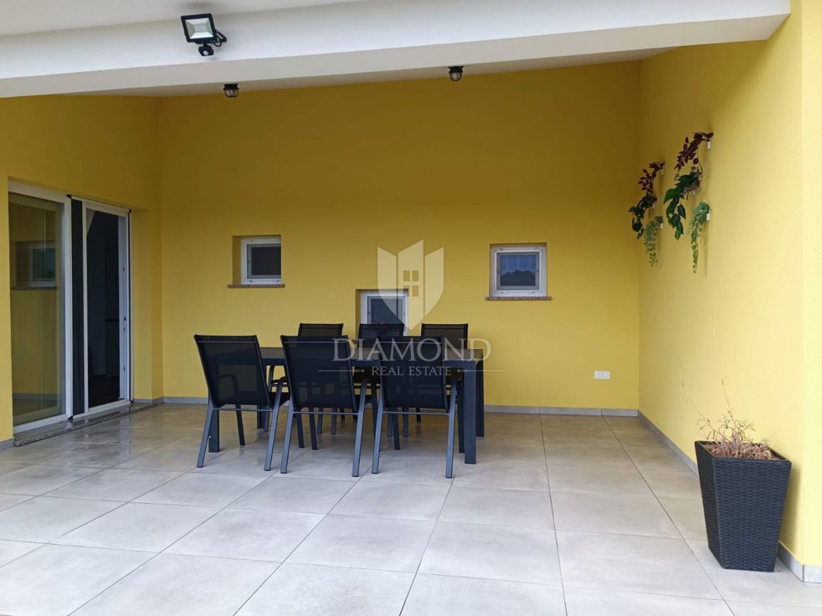 Labin, dintorni, casa ad un piano di nuova costruzione con ampio giardino