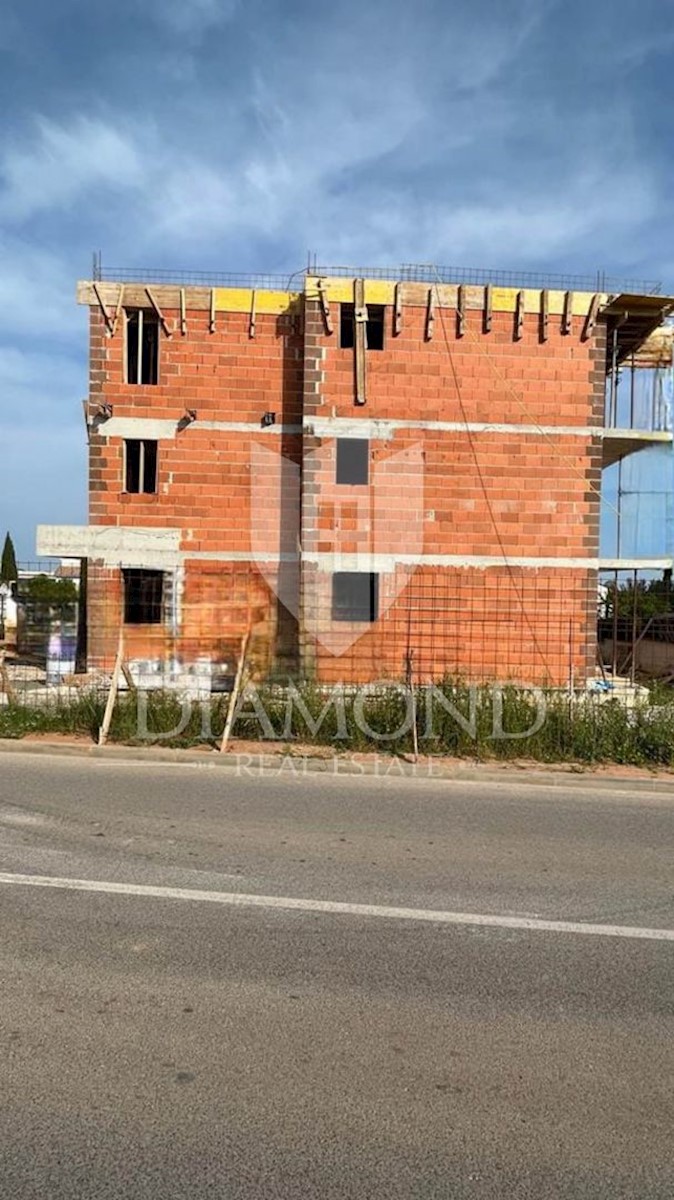 Pola, Medolino, spazioso appartamento al piano terra con giardino e parcheggio