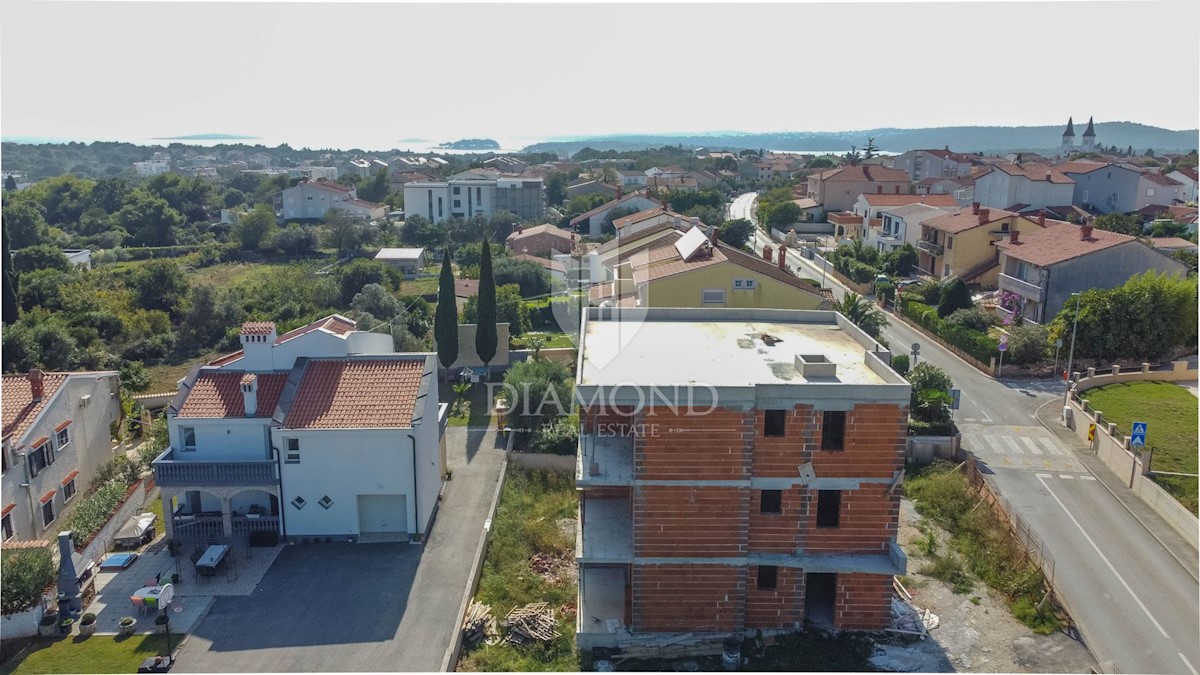 Pola, Medolino, spazioso appartamento al piano terra con giardino e parcheggio