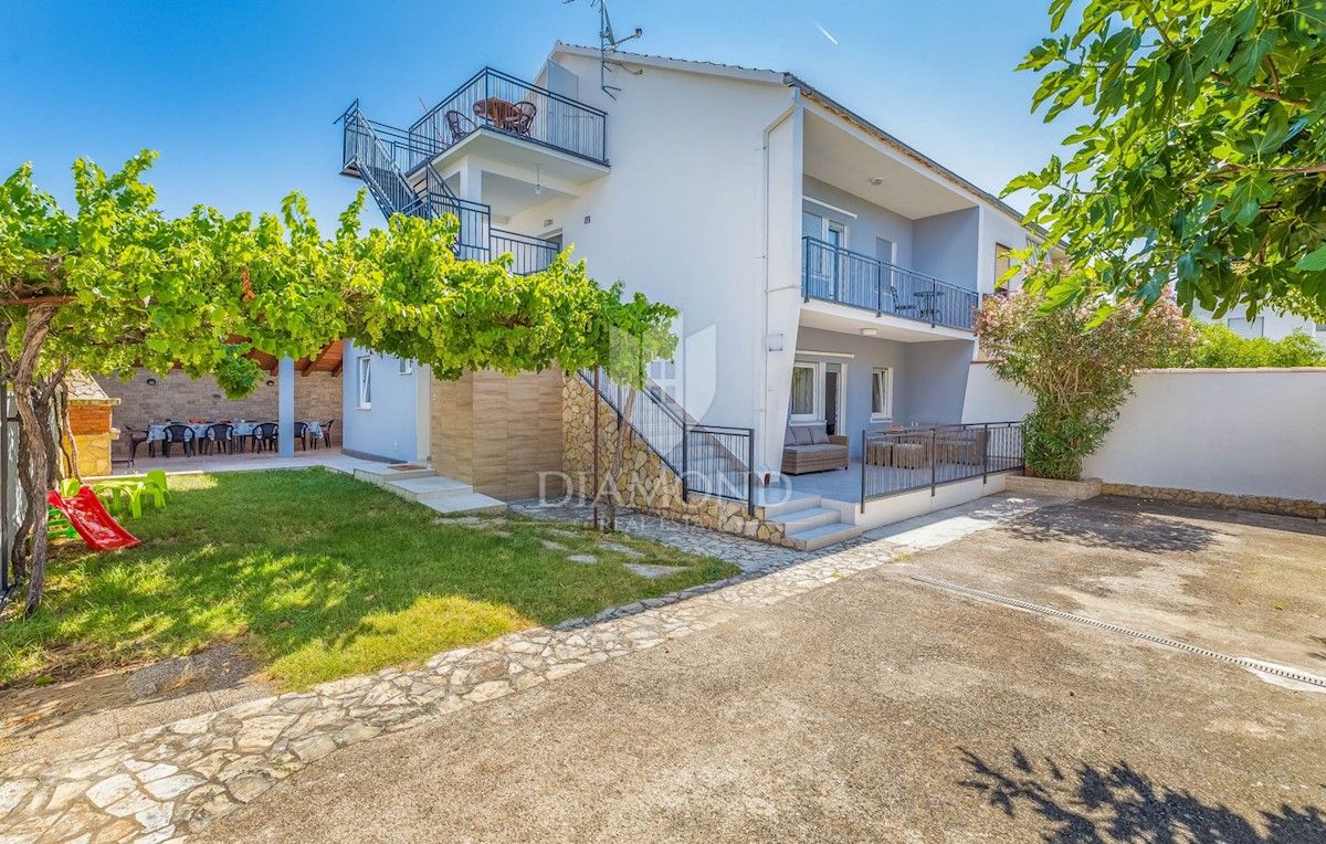 Medolino, casa vicino al mare con tre appartamenti