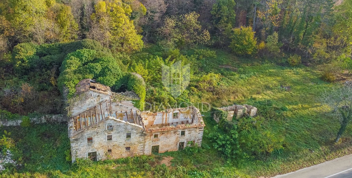 Oprtalj, dintorni! Terreno edificabile con rudere in una posizione tranquilla!