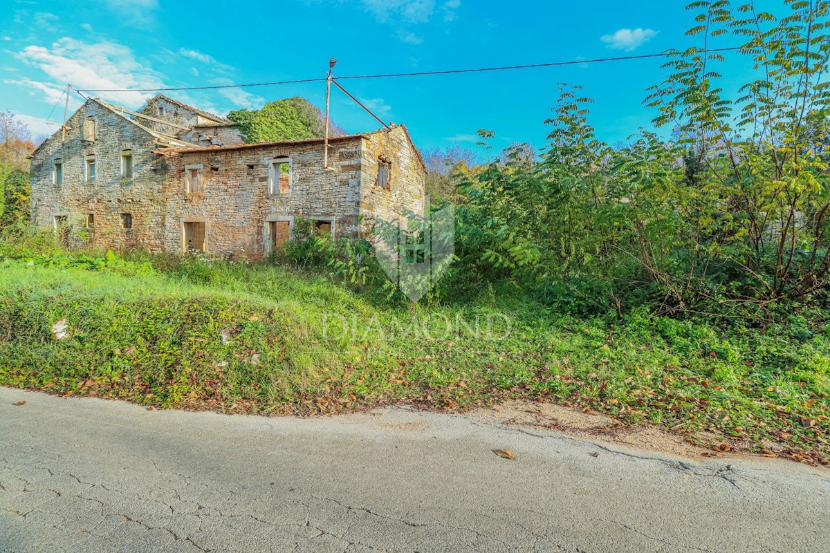 Oprtalj, dintorni! Terreno edificabile con rudere in una posizione tranquilla!