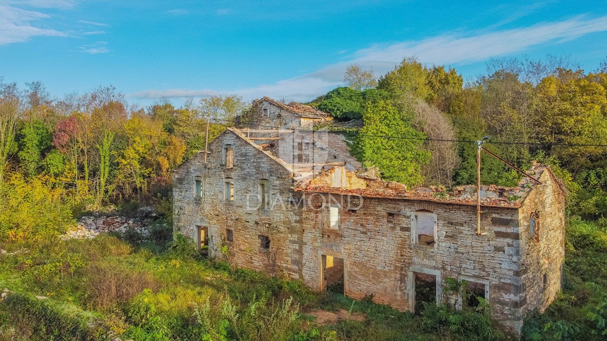 Oprtalj, dintorni! Terreno edificabile con rudere in una posizione tranquilla!