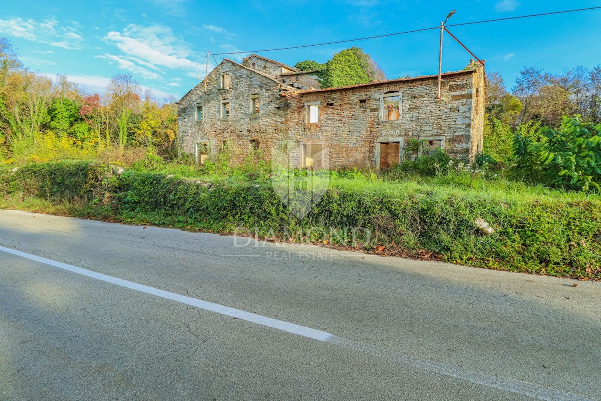 Oprtalj, dintorni! Terreno edificabile con rudere in una posizione tranquilla!