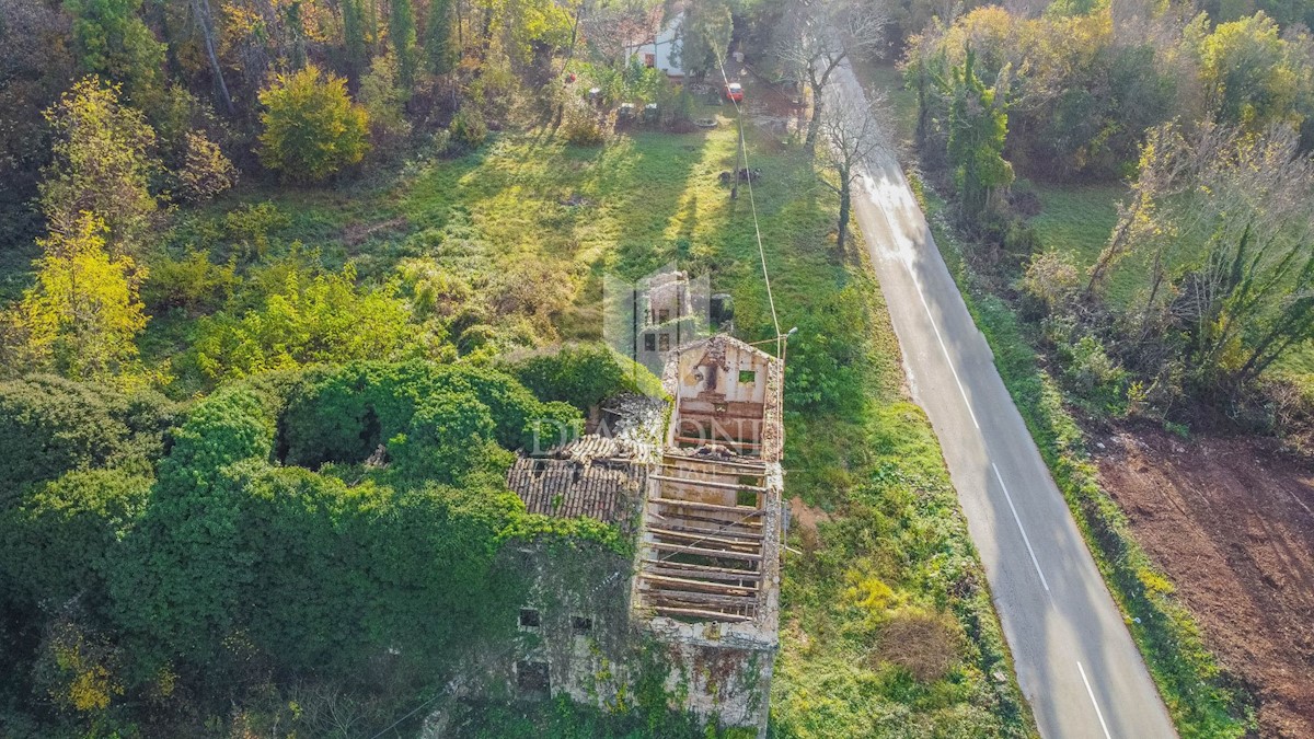 Oprtalj, dintorni! Terreno edificabile con rudere in una posizione tranquilla!