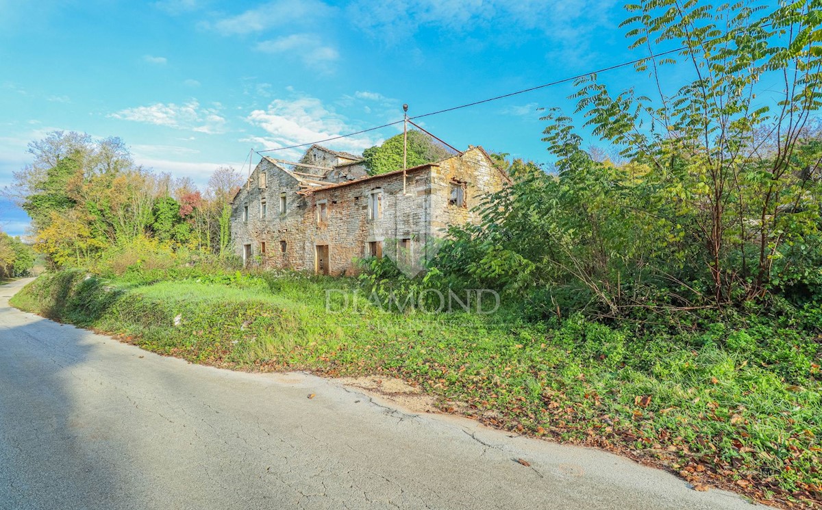 Oprtalj, dintorni! Terreno edificabile con rudere in una posizione tranquilla!