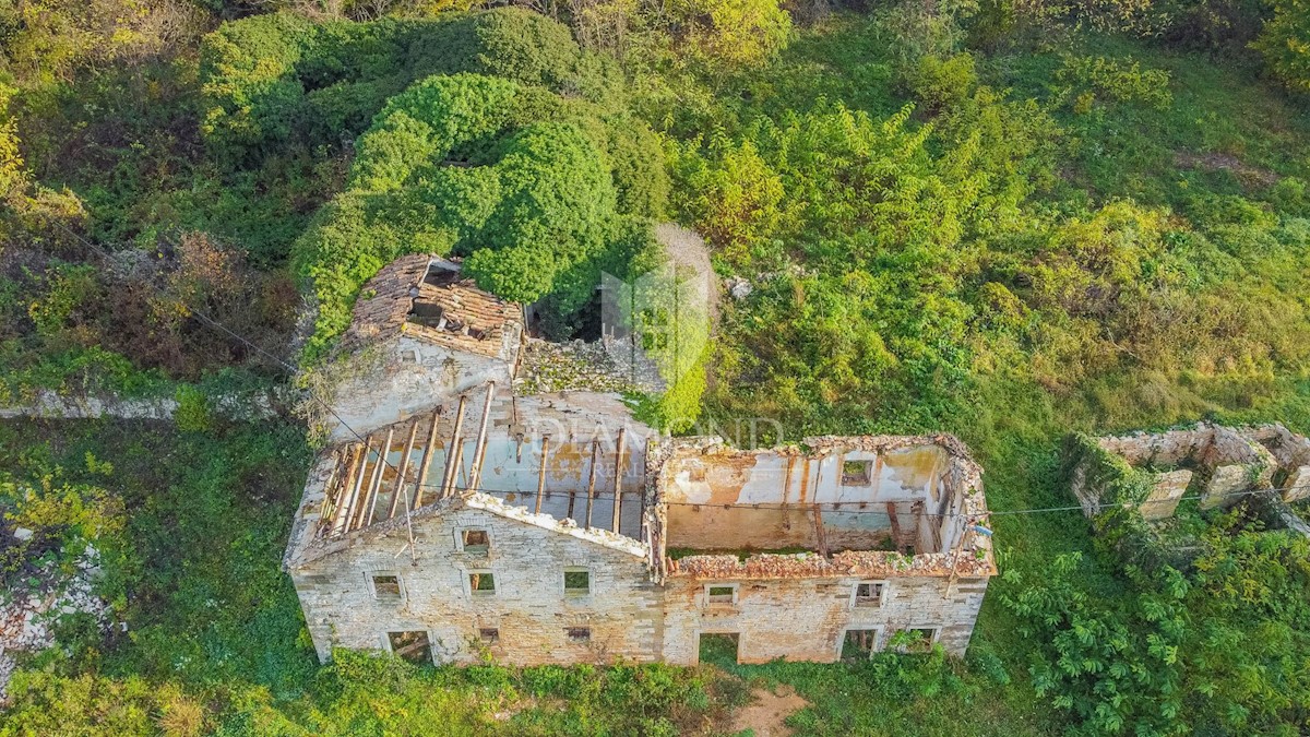 Oprtalj, dintorni! Terreno edificabile con rudere in una posizione tranquilla!