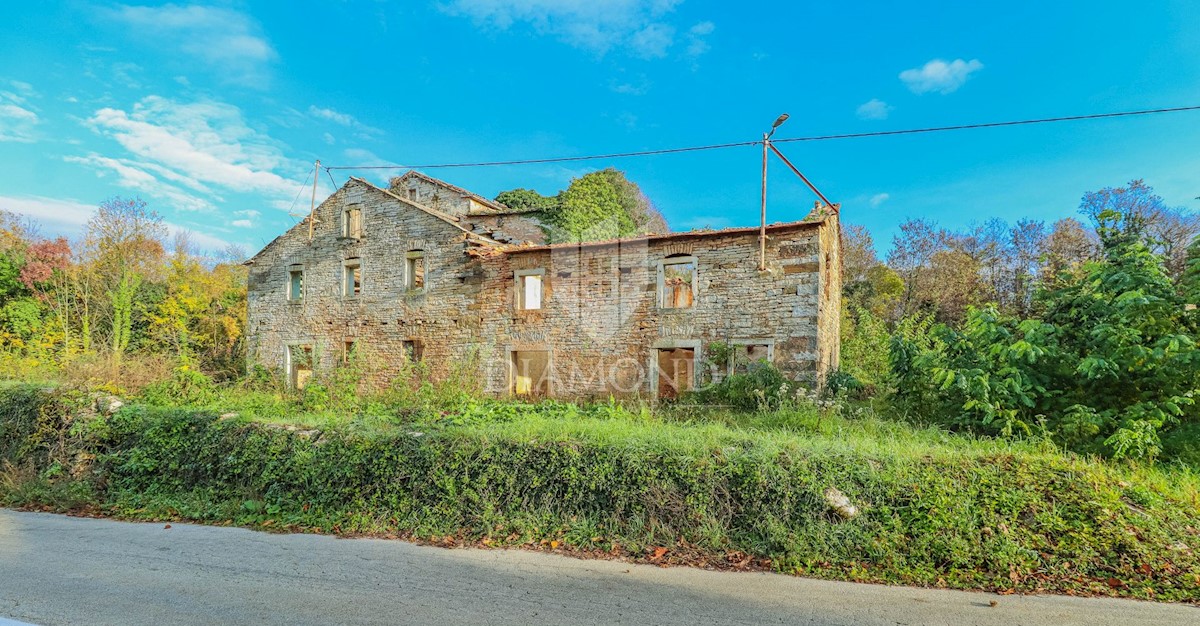 Oprtalj, dintorni! Terreno edificabile con rudere in una posizione tranquilla!