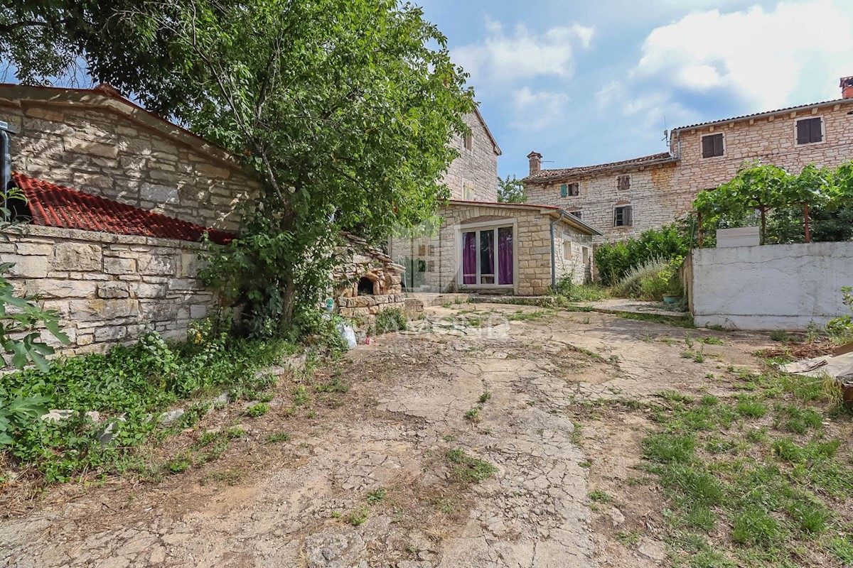 Una meravigliosa casa in pietra in una piccola cittadina vicino a Rovigno