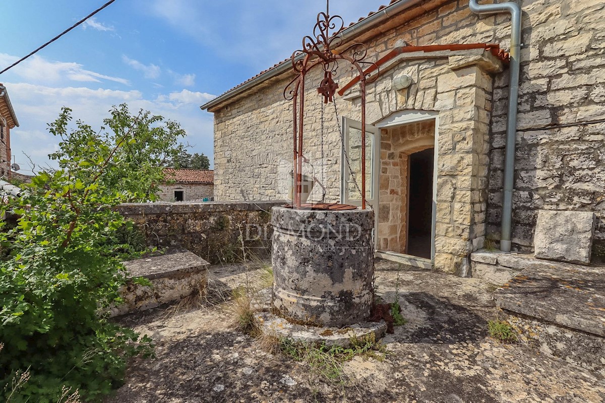 Una meravigliosa casa in pietra in una piccola cittadina vicino a Rovigno