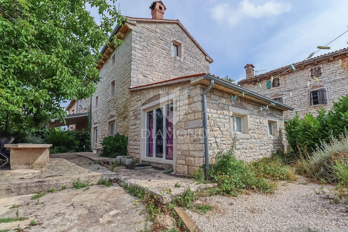 Una meravigliosa casa in pietra in una piccola cittadina vicino a Rovigno