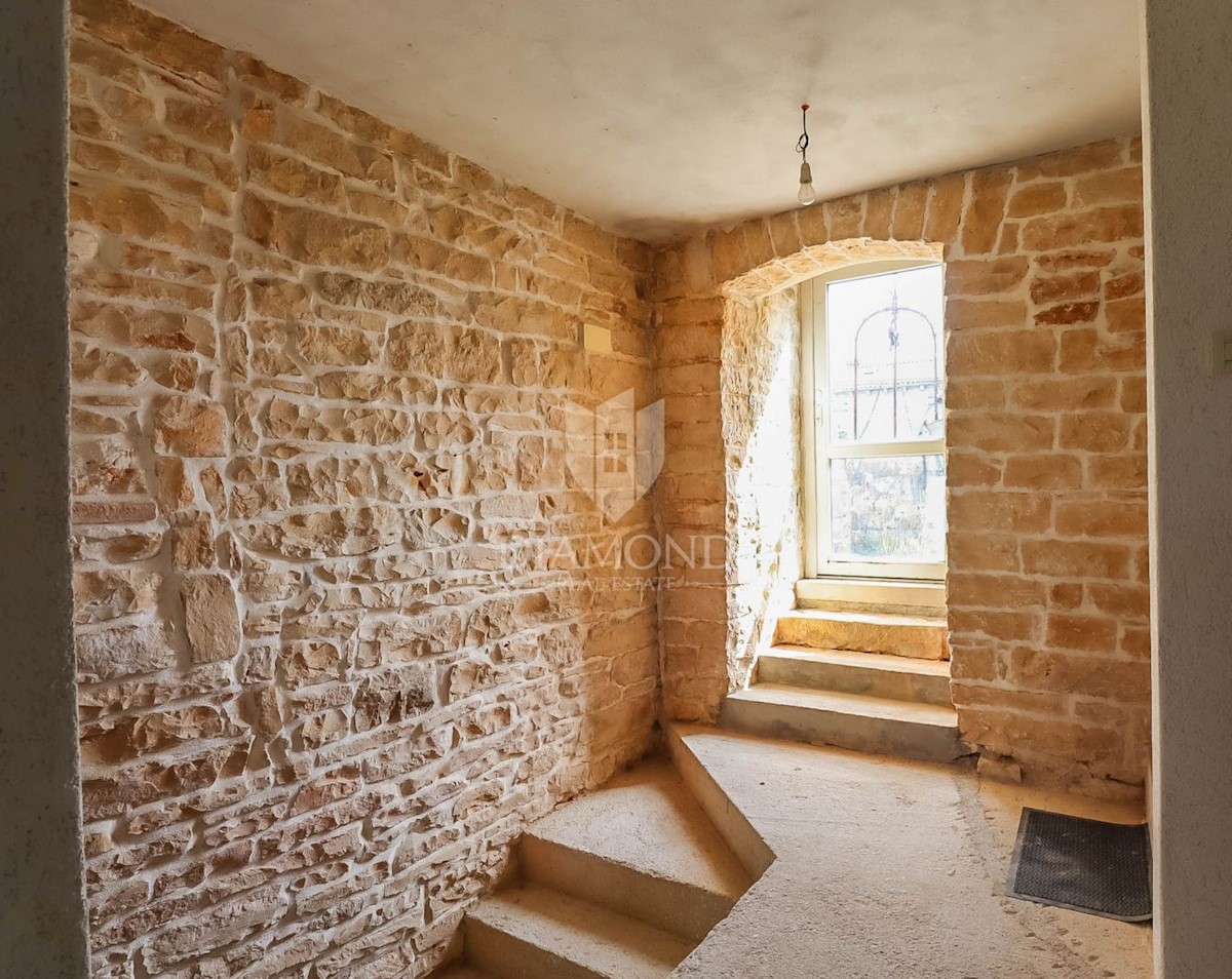 Una meravigliosa casa in pietra in una piccola cittadina vicino a Rovigno