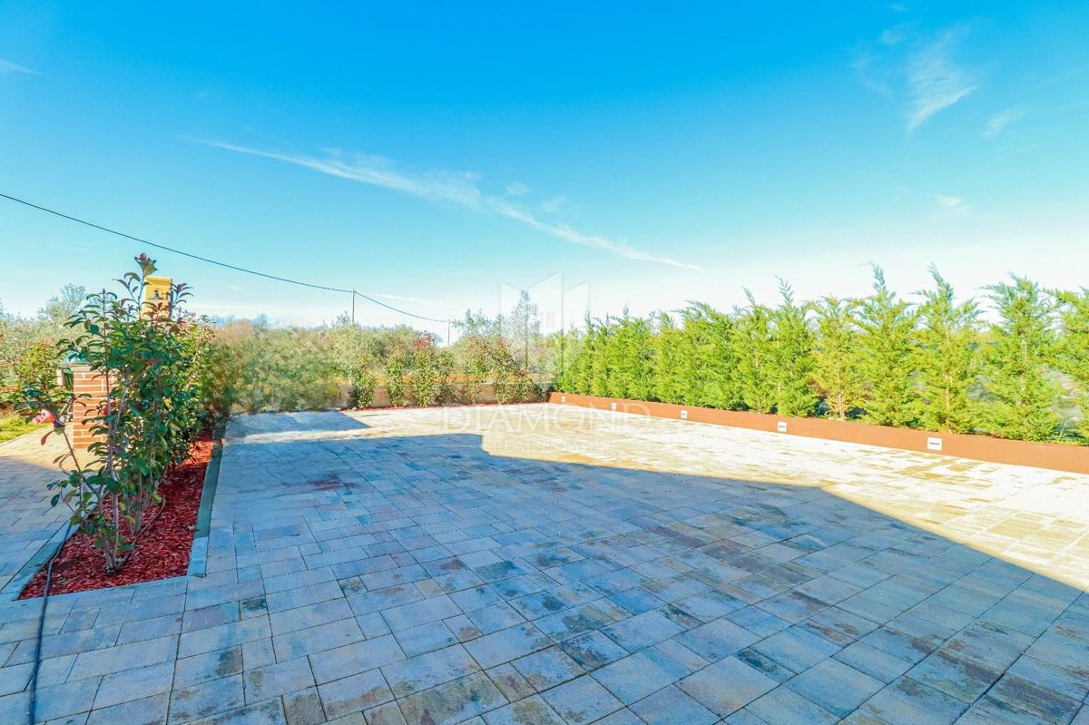 Cittanova, dintorni! Una bellissima villa in una posizione ricercata a 700 m dal mare!