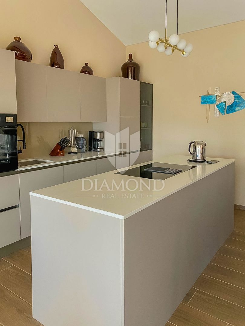 Cittanova, dintorni! Una bellissima villa in una posizione ricercata a 700 m dal mare!