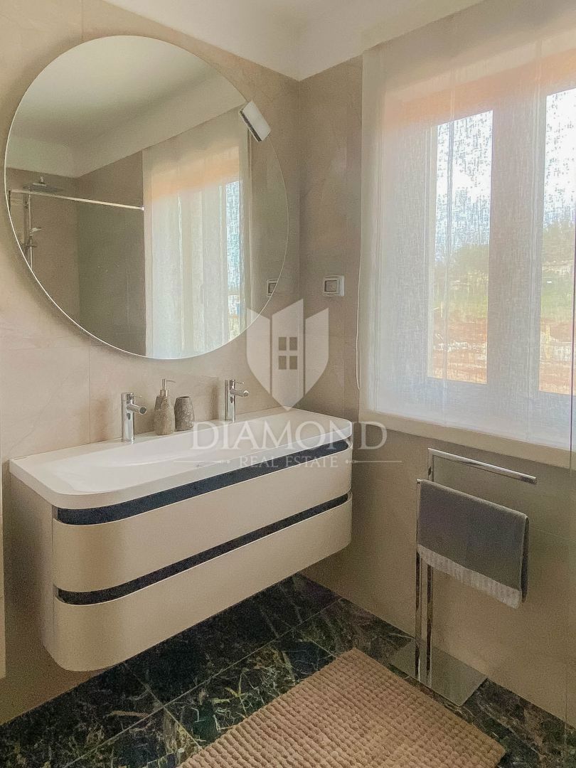 Cittanova, dintorni! Una bellissima villa in una posizione ricercata a 700 m dal mare!