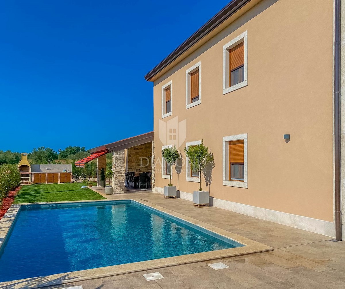 Cittanova, dintorni! Una bellissima villa in una posizione ricercata a 700 m dal mare!