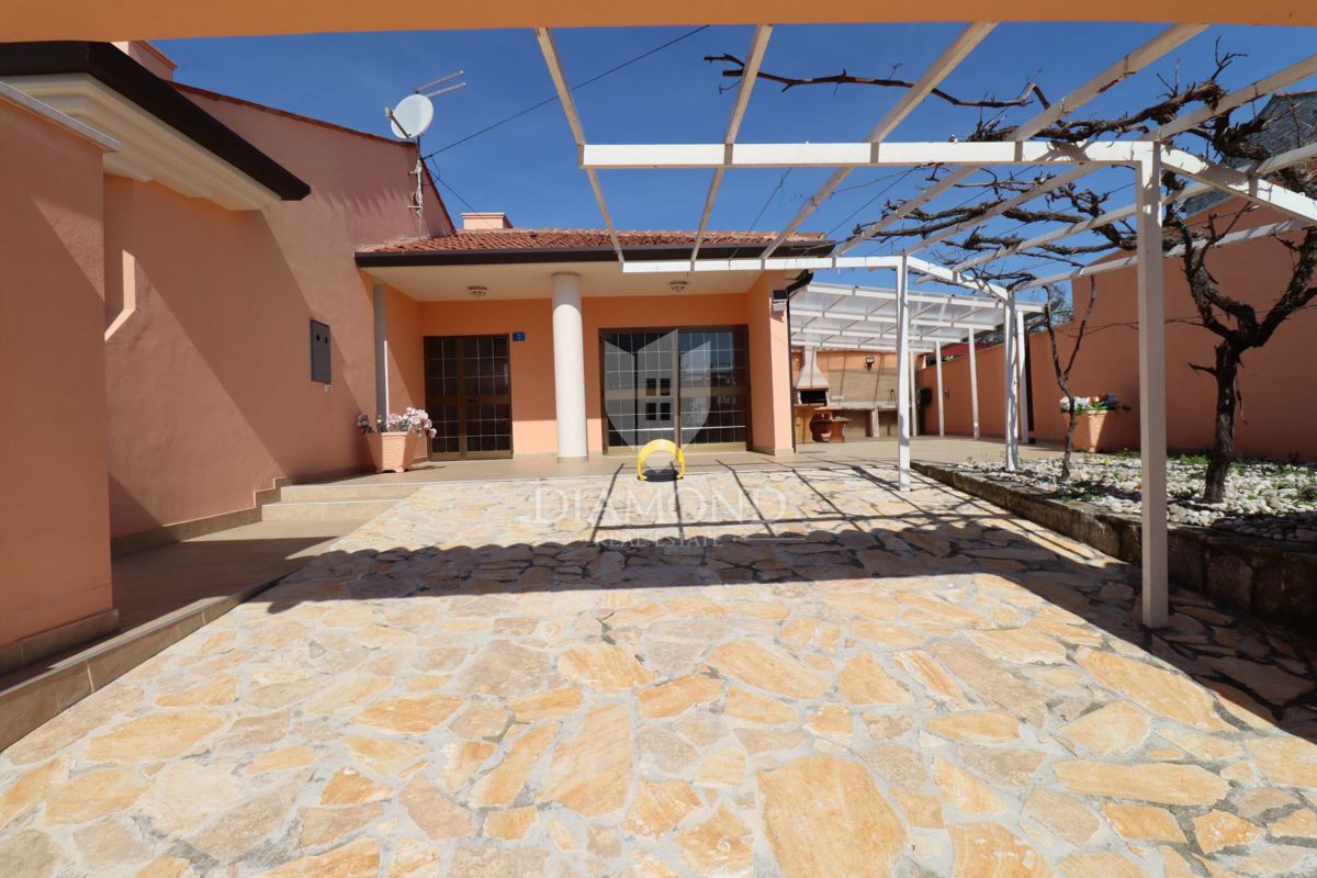 Esclusivo! Buie, Casa indipendente con piscina e vista mare!