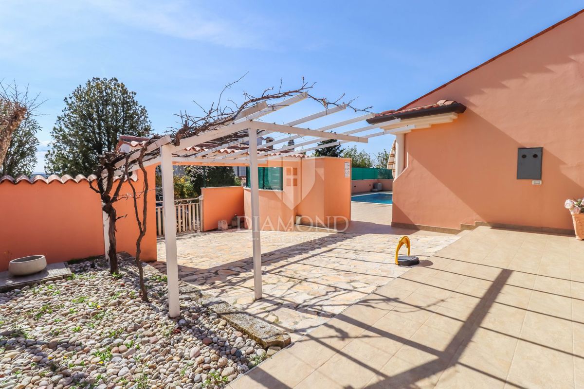 Esclusivo! Buie, Casa indipendente con piscina e vista mare!