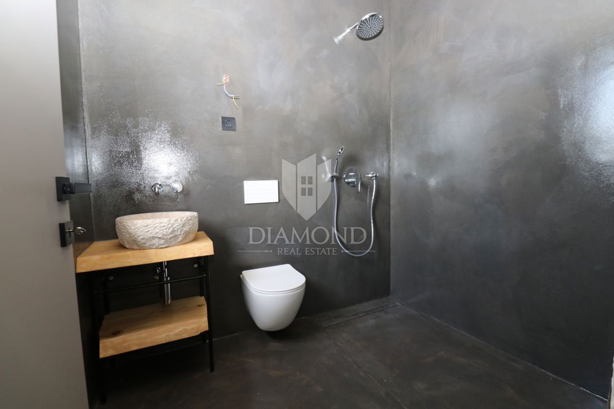 Albona, dintorni, nuova costruzione in pietra dall'aspetto moderno