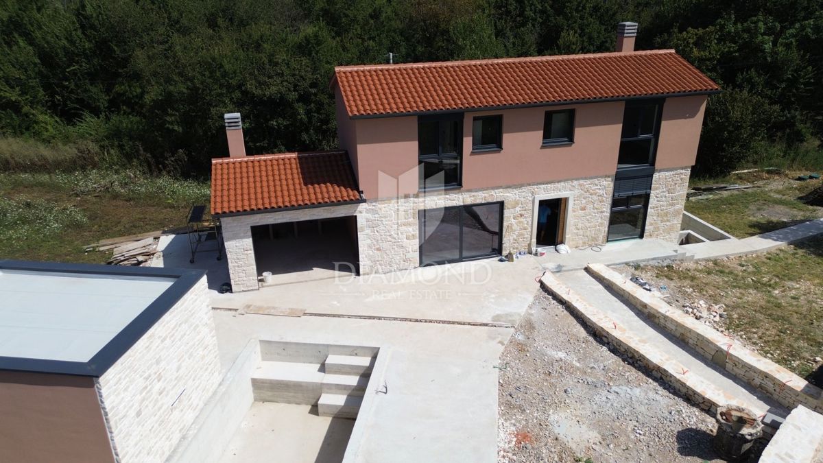 Albona, dintorni, nuova costruzione in pietra dall'aspetto moderno