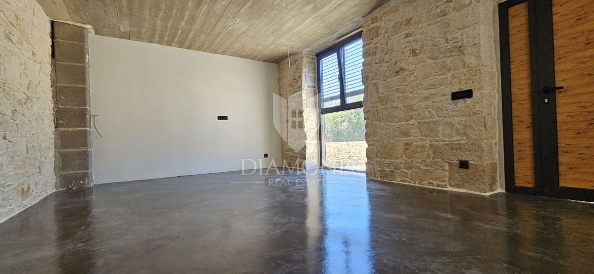 Albona, dintorni, nuova costruzione in pietra dall'aspetto moderno