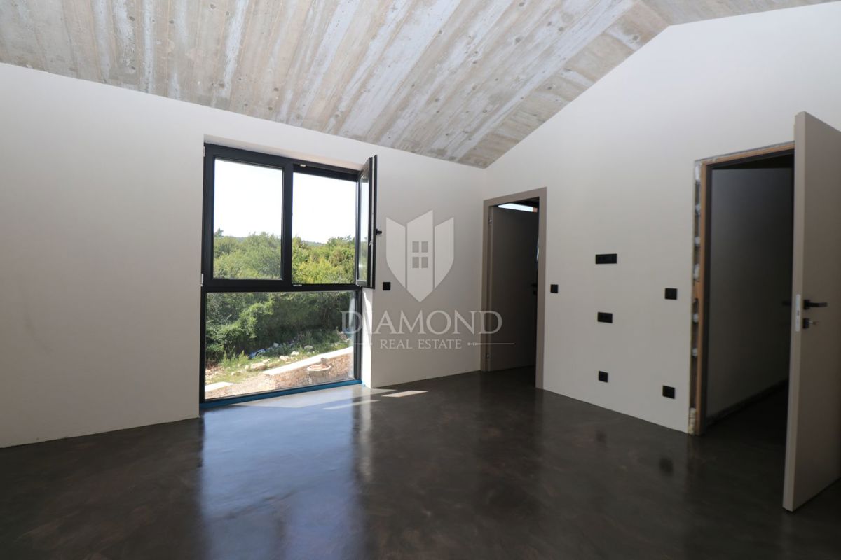 Albona, dintorni, nuova costruzione in pietra dall'aspetto moderno