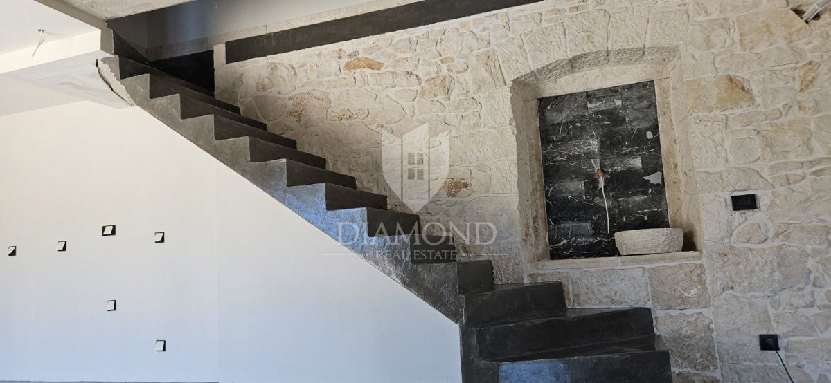 Albona, dintorni, nuova costruzione in pietra dall'aspetto moderno